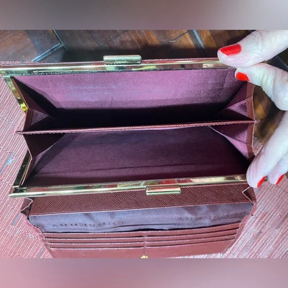 💎Burberry long Wallet with Kisslock gold tone hardware would look cute on chain - Picture 8 of 13